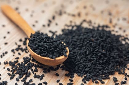 Estas pequeñas semillas negras se caracterizan por tener un sabor amargo (imagen ilustrativa)