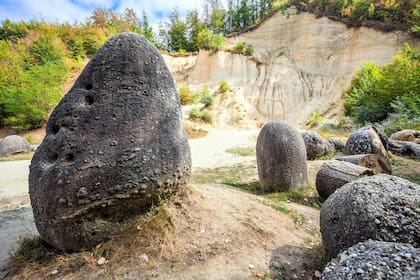 Contienen un núcleo duro de piedra rodeado de arenisca sedimentada