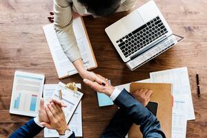 Estas son las cosas que hacen las personas exitosas en su rutina para seguir generando dinero, de acuerdo a la inteligencia artificial