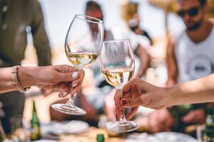 Es sommelier y recomienda siete opciones de vino blanco ideales para ofrecer en reuniones