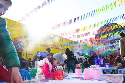 Estas vacaciones de invierno, el patio del Konex es todo para los chicos.