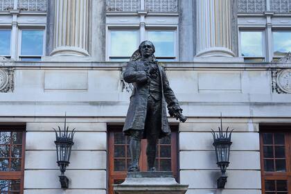 Estatua de Alexander Hamilton en el campus de la Universidad de Columbia, en Nueva York