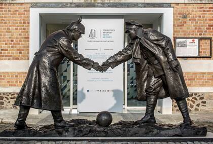 Estatua de Andrew Edwards que representa a un soldado británico y un alemán durante la Tregua de Navidad en Bélgica. En otros países europeos, hay estatuas como esta