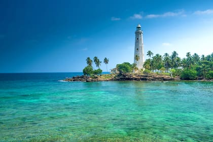 Una playa y el faro en Sri Lanka