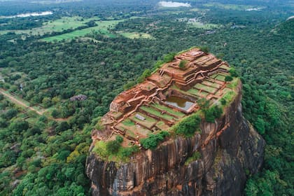  La roca de la fortaleza del León Sigiriya en medio del bosque en la isla de Sri Lanka