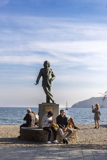 Estatua de Dalí en la costanera de Cadaqués.