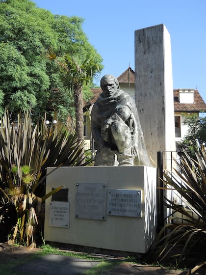 Estatua de Domingo de Acassuso, en la plazoleta homónima, frente a la Catedral (sanisidro.gob.ar)