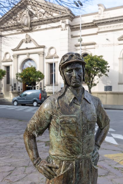 Estatua de Fangio frente al museo que rescata la vida del piloto