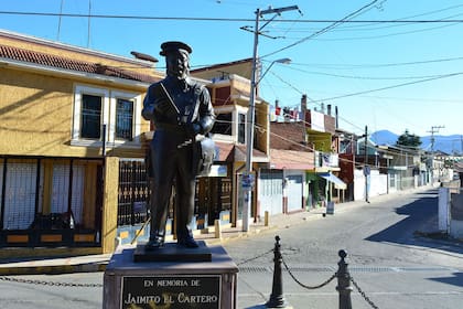 Estatua de Jaimito El Cartero da la bienvenida a turistas en Tangamandapio.