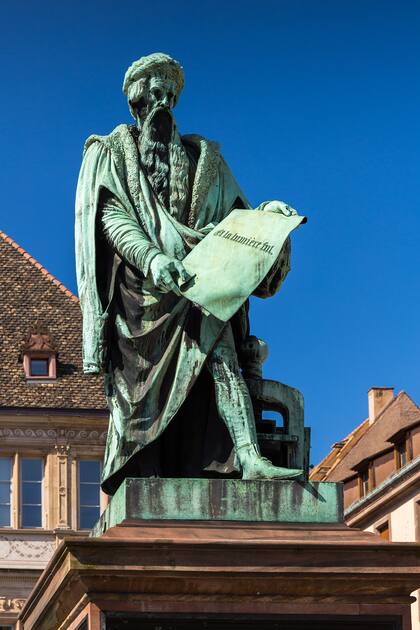 Estatua de Johannes Gutenberg en la ciudad de Estrasburgo, en Alsacia, Francia