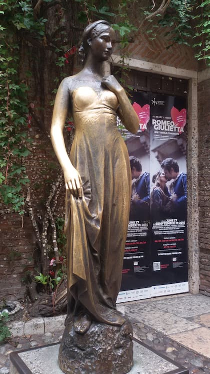 Estatua de Julieta en la casa de Verona
