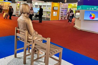 Estatua de "La niña de la paz" en el Pabellón Amarillo de la Feria del Libro