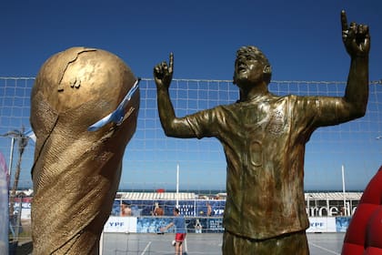 Estatua de Messi y de la copa en el Balneario 12 de Mogotes.