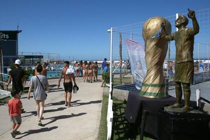 Estatua de Messi y de la copa en el Balneario 12 de Mogotes.