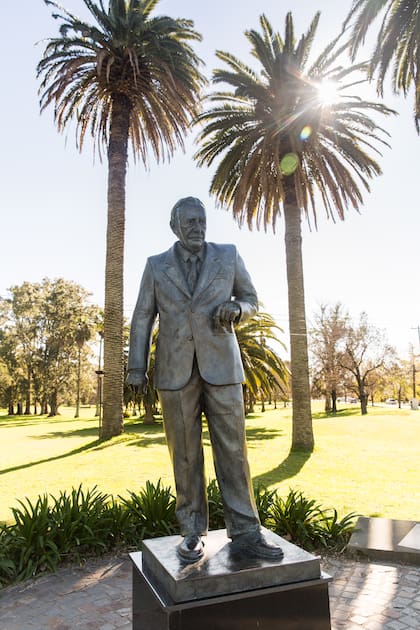 Estatua de Raúl Alfonsín, hijo dilecto de Chascomús.