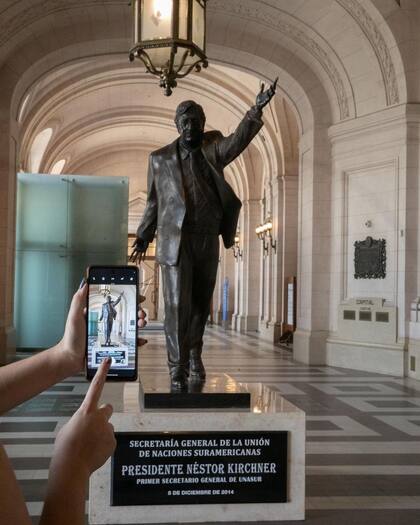 Estatua emplazada dentro del CCK