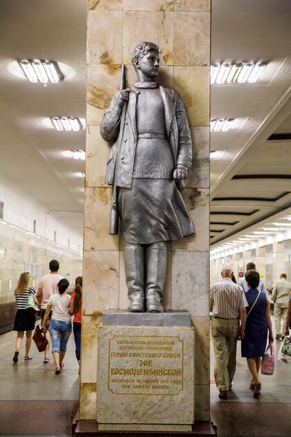 Estatua en el subte de Moscú