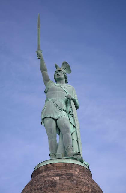 Estatua en honor al gran héroe germano