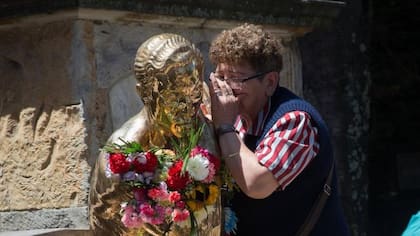 Estatua y tumba de Leo Kopp, fundador de Bavaria. Cientos de personas lo visitan en el Cementerio Central