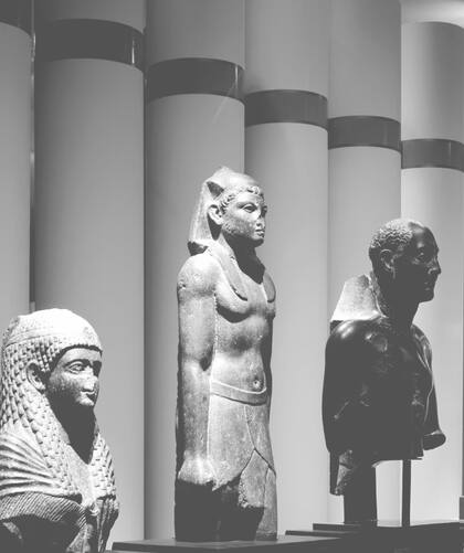 Estatuas de Cleopatra VII, Julio César y en medio el hijo de ambos Cesarión