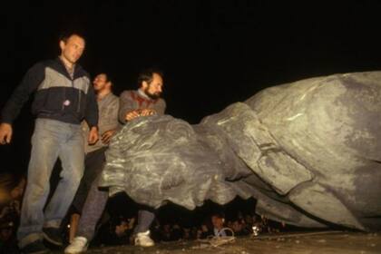 Estatuas de Félix Dzerzhinsky fueron derribadas en otros lugares de la antigua Unión Soviética.