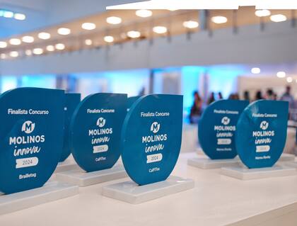 Estatuillas de reconocimiento para los finalistas de esta edición.