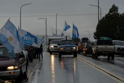 Este 25 de mayo, en medio de un temporal lluvia, una treintena de vehículos se movilizaron a villa Mascardi contra de los mapuches.