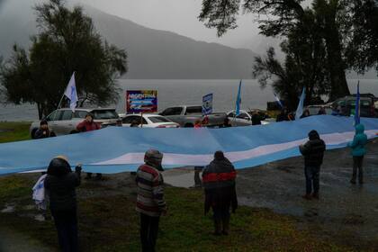 Este 25 de mayo, en medio de un temporal lluvia, una treintena de vehículos se movilizaron a villa Mascardi contra de los mapuches.