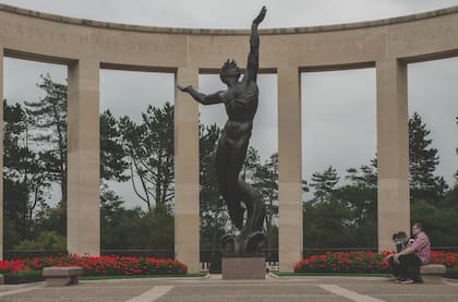 Este 6 de junio se conmemora el Día D, en el que se realizó una de las mayores operaciones militares de la historia; en la imagen, el Normandy American Cemetery and Memorial