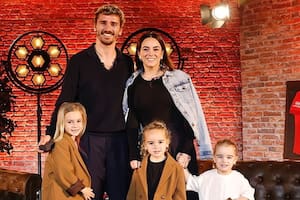 El insólito caso de Antoine Griezmann: hoy cumplen sus tres hijas que nacieron en tres años diferentes