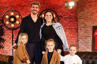 El insólito caso de Antoine Griezmann: hoy cumplen sus tres hijas que nacieron en tres años diferentes