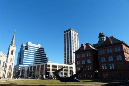 Este ajuste, conocido como “fall back”, busca proporcionar más luz natural durante las mañanas de los meses otoñales e invernales. Foto: Archivo.