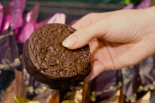 Así se hace el alfajor argentino que fue elegido como el mejor del mundo