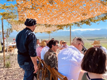 Este almuerzo lo organizó a 1171 kilómetros de la Ciudad Autónoma de Buenos Aires, en Valle de Pedernal en San Juan
