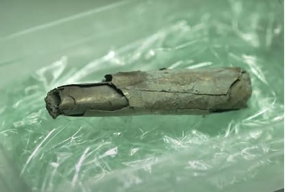 Este amuleto, posiblemente llevado en una cinta alrededor del cuello, estaba destinado a proteger al usuario, explicaron los expertos. (Ayuntamiento de Frankfurt - Thomas Claus Medienproduktion)