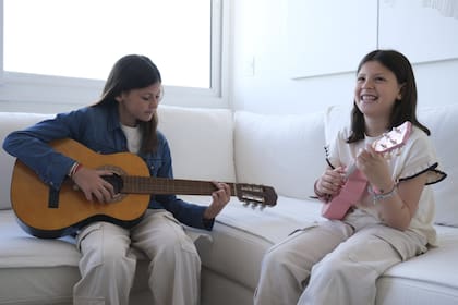 este-ano-anita-e-ines-aprenden-musica-a-principio-TWWRCENZSBCNLKTAPMGIZJCEWY Día de la Madre: en la era de la inmediatez, el desafío de criar a la generación ansiosa y no fracasar en el intento