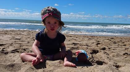 Este año Delfi aprendió a leer y a escribir por lo que está fascinada con tomar sus libros y ponerse a leer y a escribir cartitas.