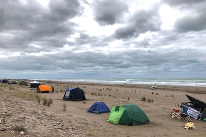 Este año, el concurso tuvo 3733 inscriptos; según la dirección de Turismo del partido de Tres Arroyos, el 70% se instala directamente en la playa, con sus familias, sin acceder a un alojamiento pago; también llevan su comida preparada