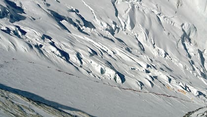 Este año hubo embotellamientos en el Everest. Pero el chubutense jamás ascendía por los caminos convencionales.