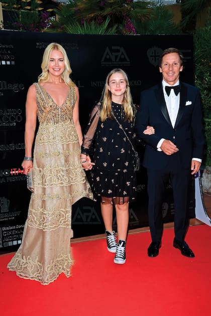 Este año, la menor de los Gravier-Mazza asistió con sus padres a un festival de cine en Italia y fascinó con su naturalidad frente a las cámaras. Para asistir a eventos y desfiles, suele elegir vestiditos y minis con brillo, que siempre lleva con sneakers.