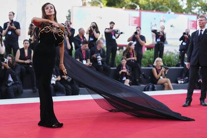 Este año, la modelo lució un vestido en negro con ornamentada pechera y larga cola de tul