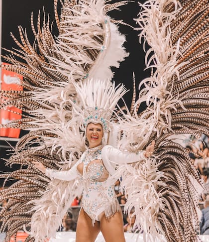Este año, por primera vez en el corsódromo Atanasio Bonfiglio, Zaira Contavalle hizo la apertura de su comparsa.