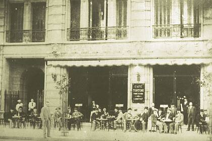 El café Tortoni, el establecimiento de su clase más antiguo de la capital, en una estampa de comienzos del siglo XX