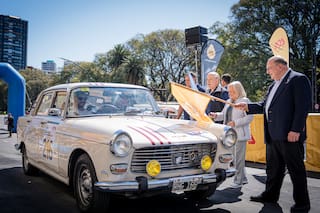 Largó desde Avenida del Libertador una carrera de autos clásicos que recorrerá la Mesopotamia