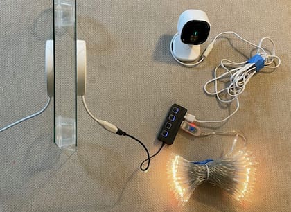 Este aparato tiene la capacidad de transmitir la corriente alterna por el vidrio y transformarla en corriente continua