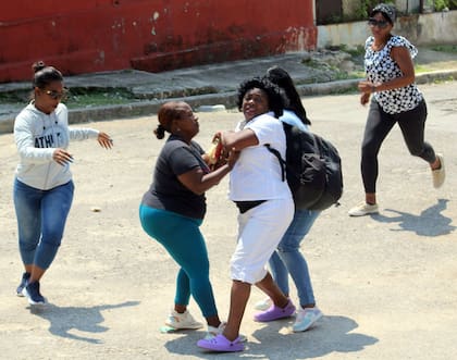 Este arresto no es un hecho aislado, ya que se trata del domingo número 97 en el que las Damas de Blanco han sido víctimas de detenciones arbitrarias (Imagen de Angel Juan Moya, en X)