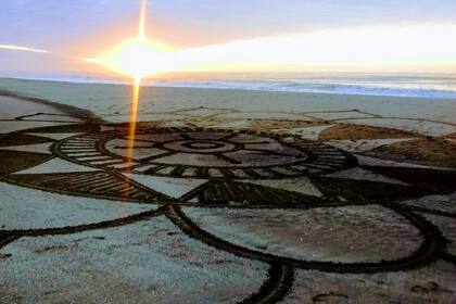 Este arte efímero, depende del clima, las mareas y las pisadas. Cuando encuentra rastros del mandala del día anterior, la artista retoma los restos