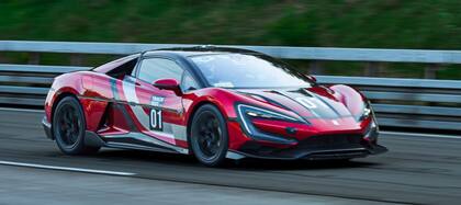 Este auto deportivo tiene cuatro motores independientes