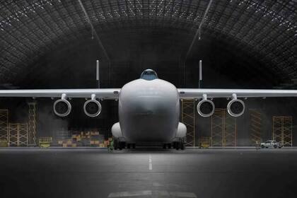 Este avión es largo como una cancha de fútbol y es el más grande del mundo