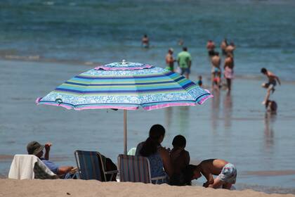 Este balneario está ubicado a 180 kilómetros de Viedma, al noroeste del Golfo de San Matías, está dentro de un área natural protegida